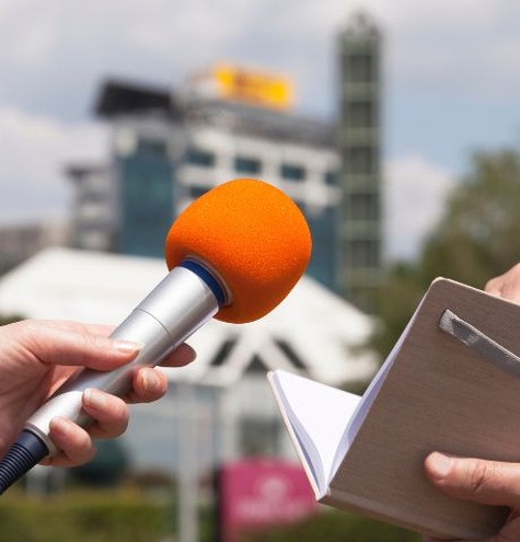 periodista microfono entrevista