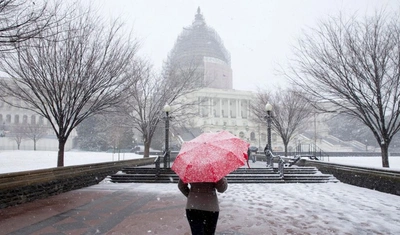 mujer nieve frente capitolio washington