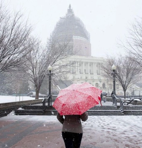 mujer nieve frente capitolio washington