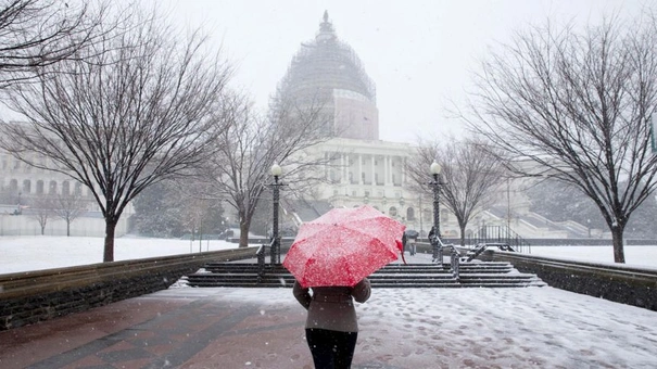 mujer nieve frente capitolio washington