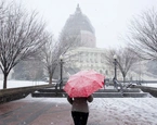 mujer nieve frente capitolio washington