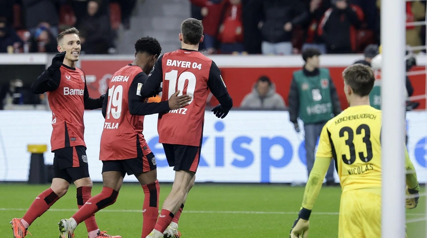 Wirtz mantiene al Leverkusen en la estela del Bayern 3-1