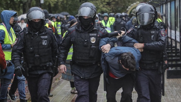 policia rusa detiene manifestante