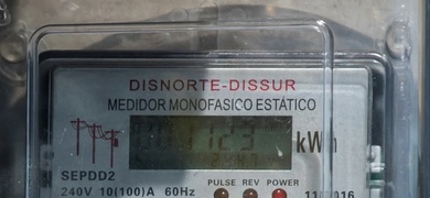 Un medidor de electricidad en un barrio de Managua