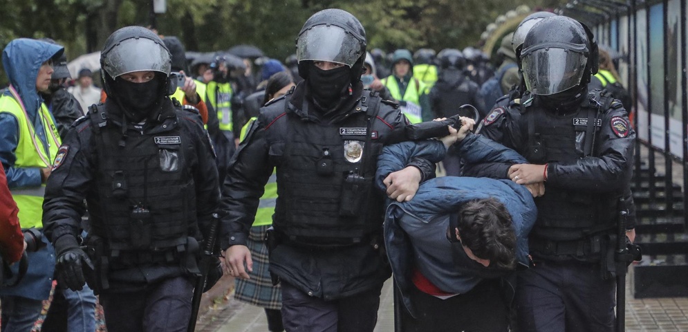 policia rusa detiene manifestante