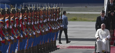 papa francisco aterriza aeropuerto mongolia