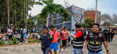 policia peru detiene manifestantes