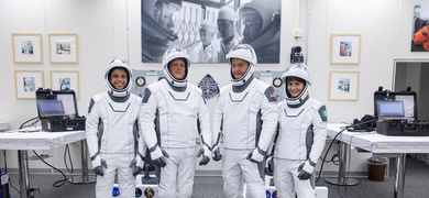 astronautas de la mision crew