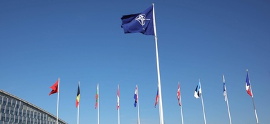 bandera de Finlandia ondea en la OTAN