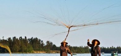 pescadores pesca ilegal bote