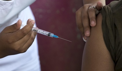 joven que recibe una dosis de la vacuna contra el coronavirus, en Managua