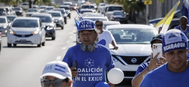 maratonista azul y blanco alex vanegas porta antorcha de la libertad de nicaragua