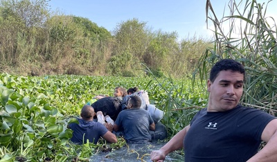 migrantes cruzando rio bravo