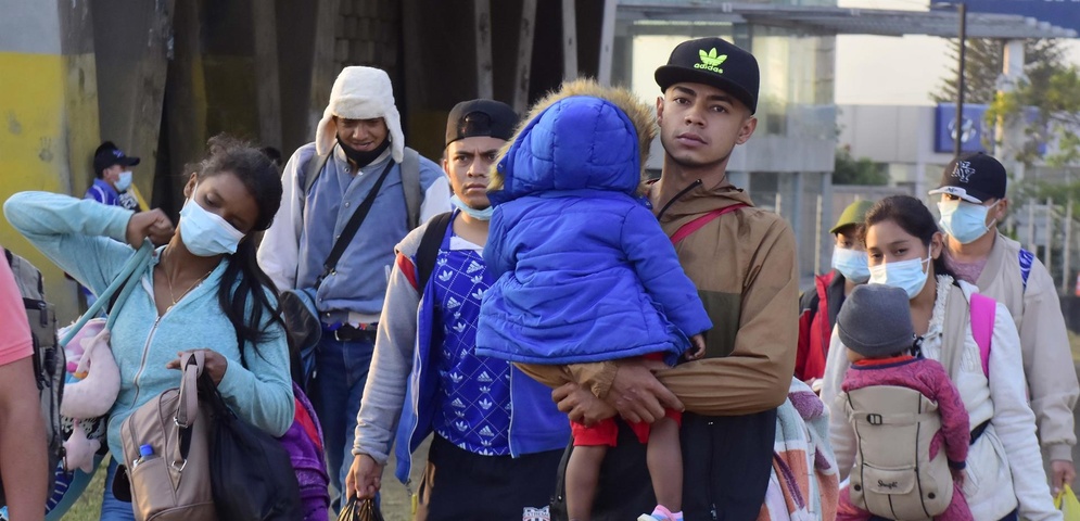 migrantes caminan en una caravana rumbo a EEUU
