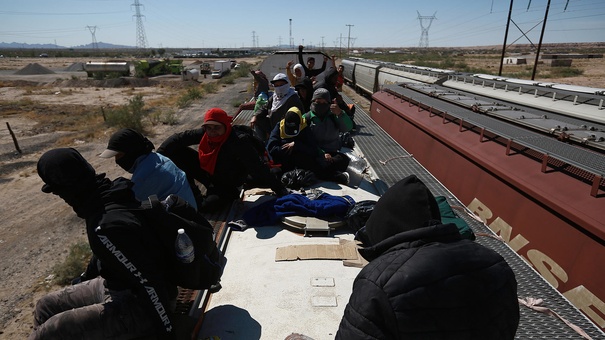 migrantes viajan tren mexico