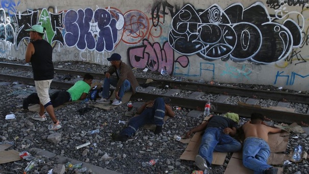migrantes duermen suelo mexico efe