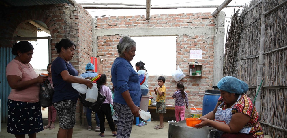 peruanos acuden recibir alimentos