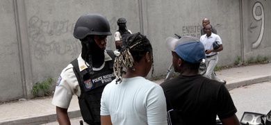 policia busca armas ilegales haiti