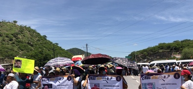 Pobladores protestan bloqueando la carretera federal México-Acapulco para exigir la presentación de personas desaparecidas.