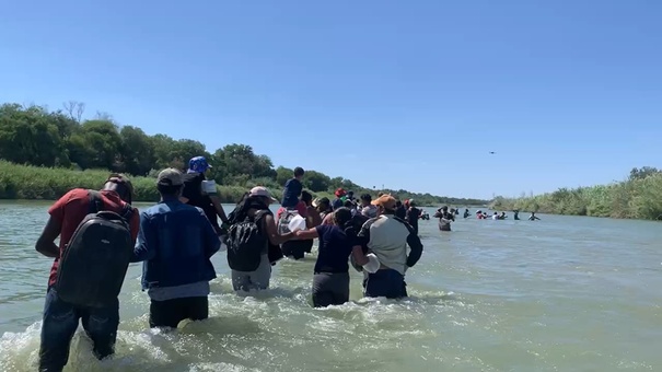 migrantes cruzan el rio bravo en mexico