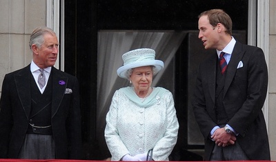 reina isabel con principe carlos y guillermo