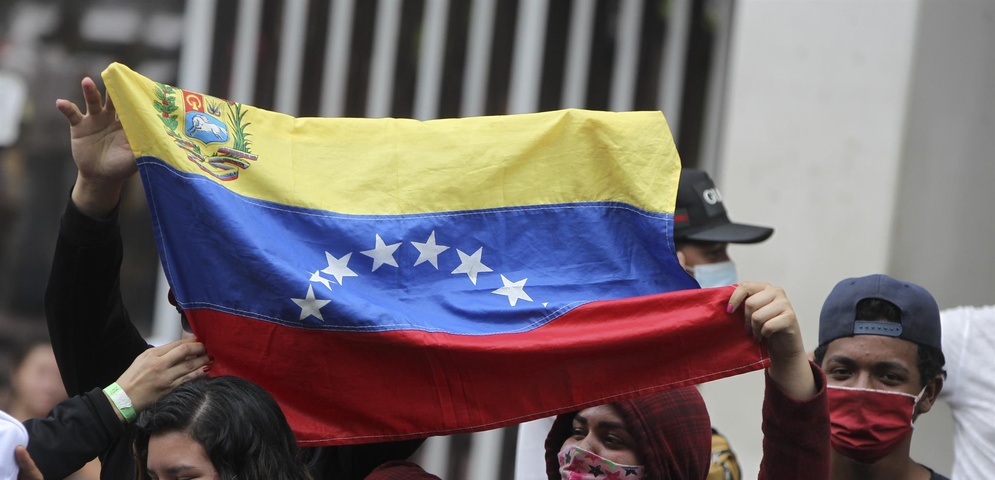 migrantes venezolanos con bandera venezuela