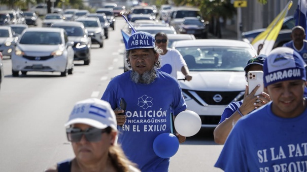 maratonista azul y blanco alex vanegas porta antorcha de la libertad de nicaragua