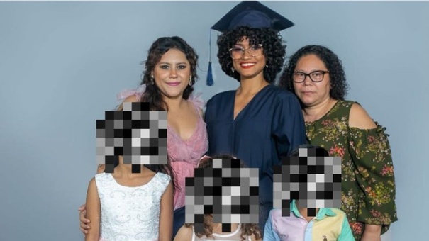 Adela Espinoza Tercero junto a su familia.