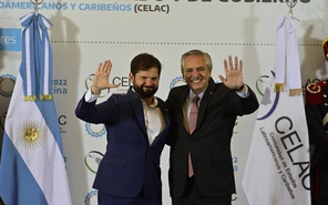 El presidente de Argentina, Alberto Fernandez (d), recibe al presidente de Chile, Gabriel Boric.