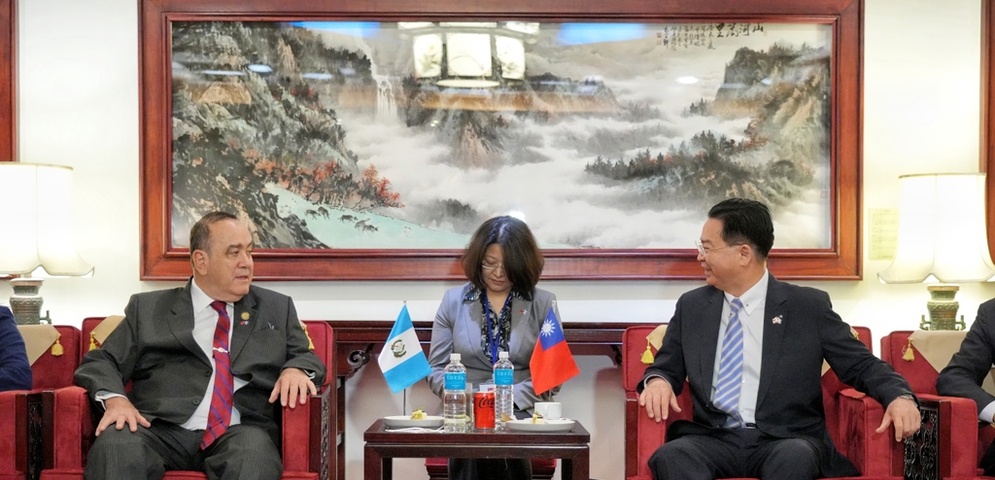 Ministro de Relaciones Exteriores de Taiwán, Joseph Wu (dch), hablando con el presidente de Guatemala, Alejandro Giammattei (izq), tras su llegada a Taiwán.