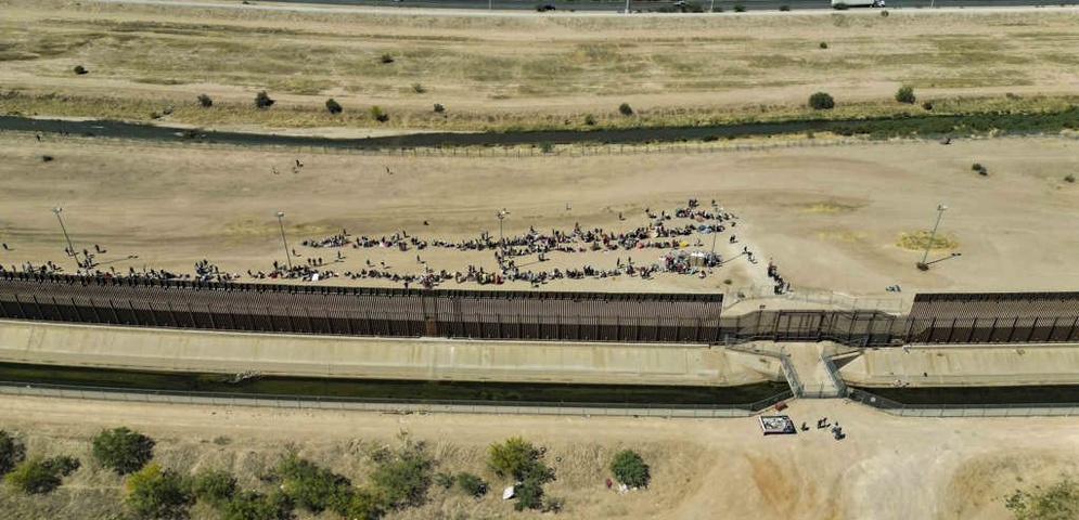 migrantes en muro fronterizo paso texas