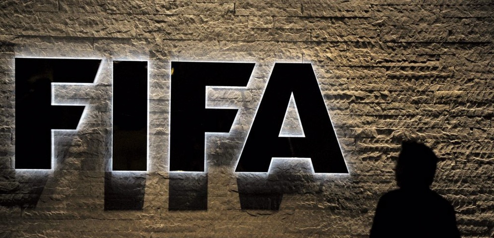 Logo de la FIFA en su sede de Zúrich.