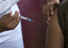joven que recibe una dosis de la vacuna contra el coronavirus, en Managua