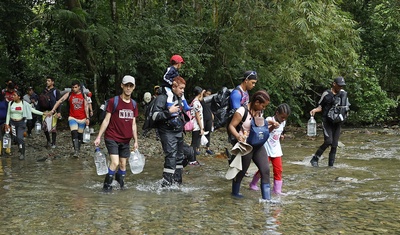 migrantes pasan rio darien panama