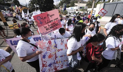 mujeres marchan contra feminicidios honduras