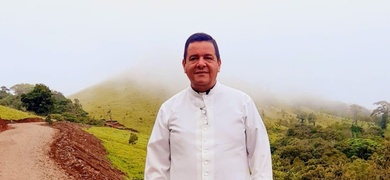 sacerdote Guillermo Blandón