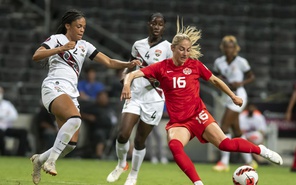 Janine Beckie de Canadá disputa el balón con Chelsi Jadoo de Trinidad y Tobago.