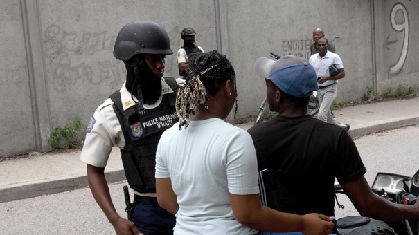 policia busca armas ilegales haiti