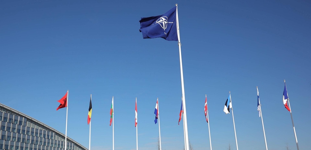 bandera de Finlandia ondea en la OTAN