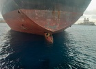 migrantes sobrevivientes en barco petrolero