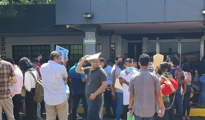 personas hacen fila en feria empleo nicaragua