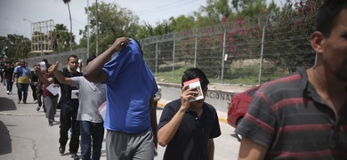 Migrantes regresan a México por el puente Puerta México que cruza el Río Bravo, en Matamoros, México, el 31 de julio de 2019.