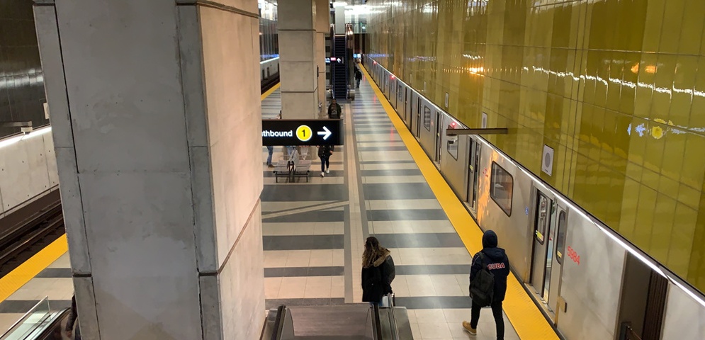 Estación de metro de Finch West, Toronto.