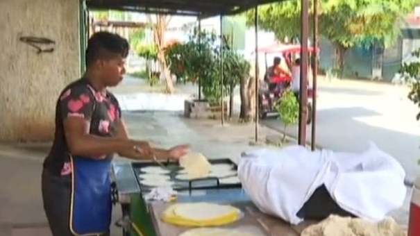 joven en managua vende tortillas