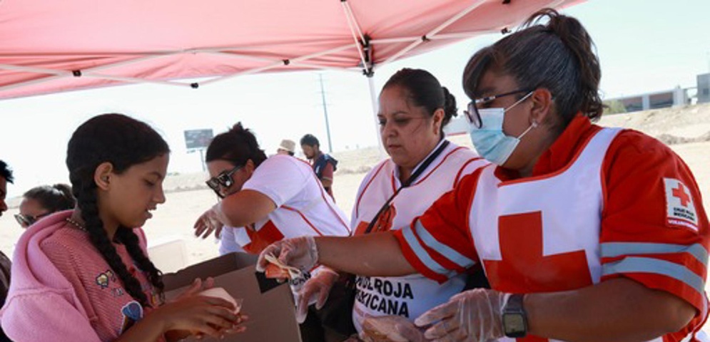 cruz roja brinda ayuda migrantes