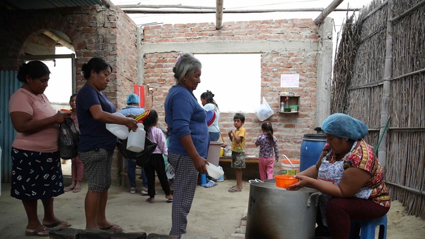 peruanos acuden recibir alimentos
