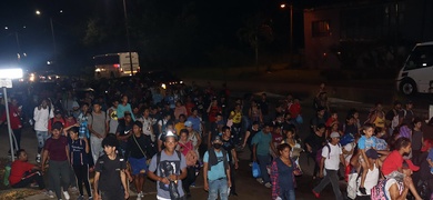 caravana migrantes mexico agreden agentes