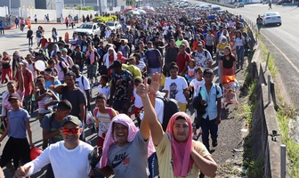 Miles de migrantes caminan en caravana en la ciudad de Tapachula