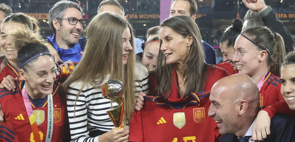 presidente federacion besa jugadora espana