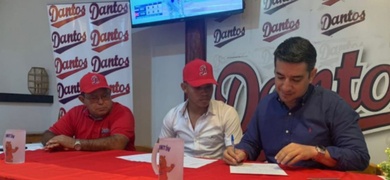 pitcher nica firma con los yankees